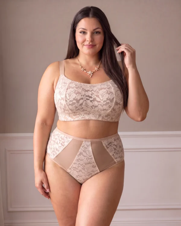 Modelka v smotanovo-béžovej čipkovanej bezkosticovej podprsenke MIRANDA s vysokými nohavičkami – pohľad spredu